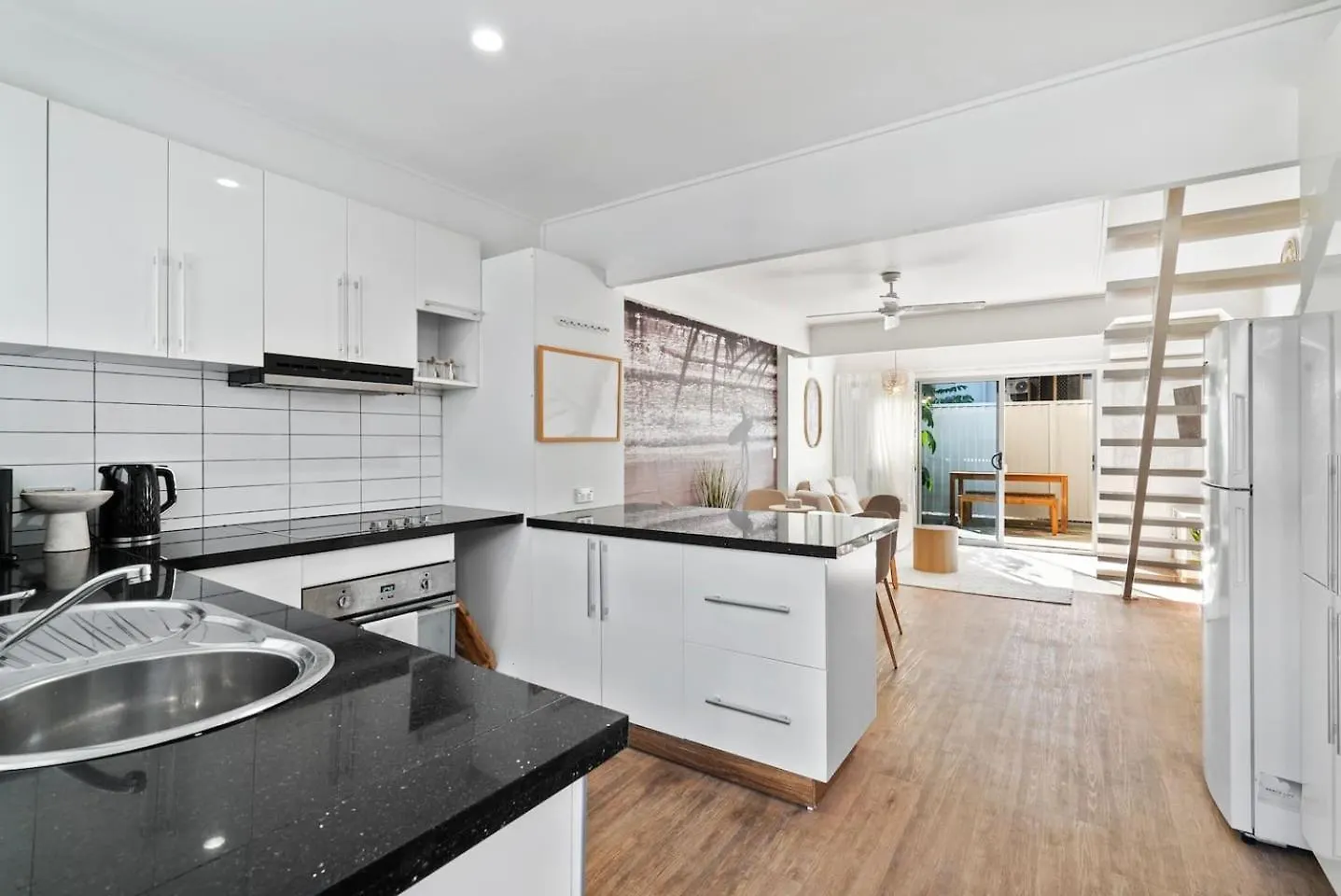 The Surfers' Loft - A Calm Coastal Pad By The Beach Gold Coast